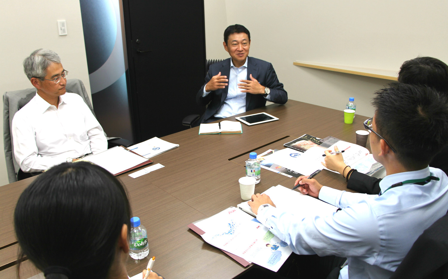 Sophia Internship students interview Mr. Yamamoto, President of Aon Japan Ltd.