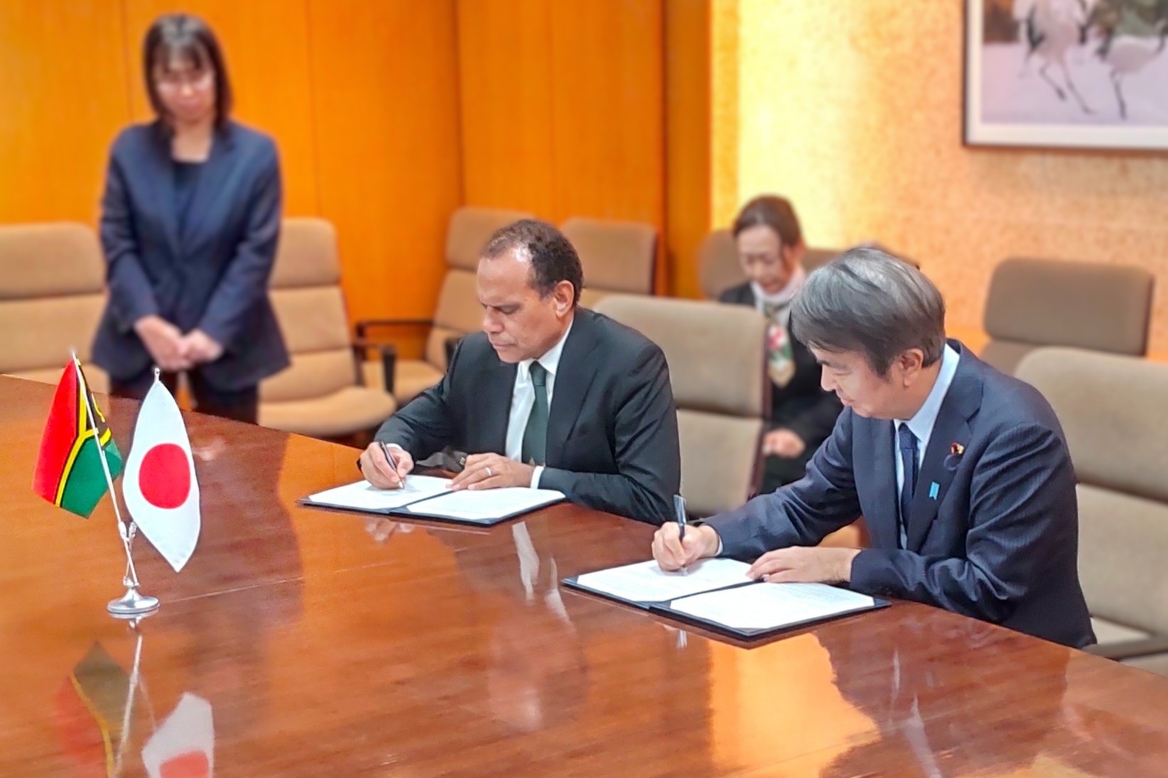 石原環境大臣と協力覚書に署名